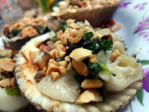Bạn có thể thử qua món sò điệp nướng mỡ hành của ốc Xuân Hón cũng khá ngon, mỡ hành rất thơm và hấp dẫn. Ảnh: Nguyen Huong