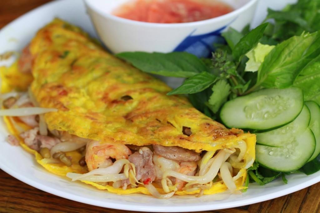 Món bánh xèo hải sản thơm ngon. Ảnh: longphutourist