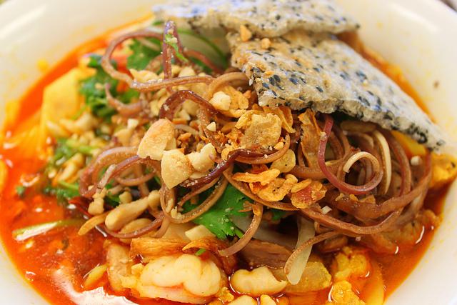 Đến Hội An, bạn có thể thưởng thức mì Quảng ở khắp nơi, từ các quán ăn sang trọng đến các gánh hàng rong. Ảnh: danangplus.net