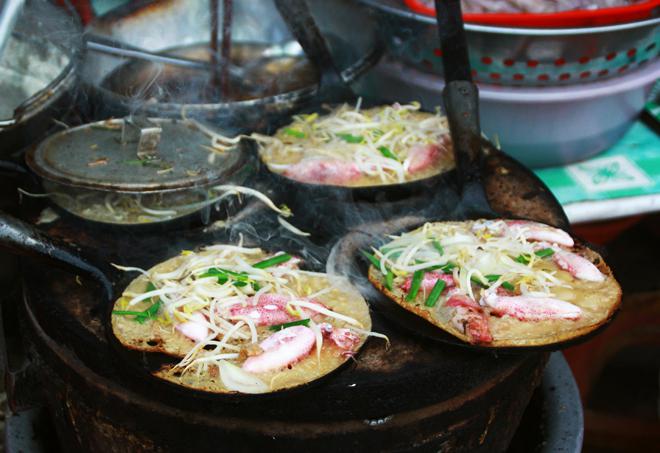 Những chiếc bánh xèo mực khi chín thường có lớp bột vàng ươm, giòn rụm, bên trong mực chín tới, ăn còn giữ nguyên vị thơm ngọt.