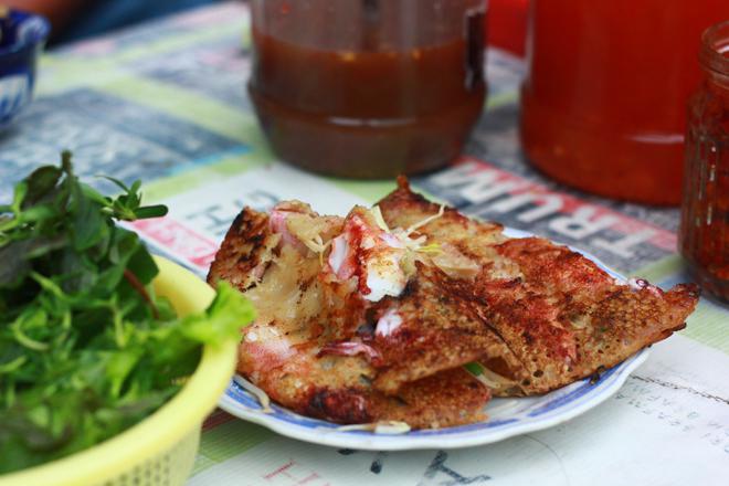 Một miếng bánh xèo mực ngon không thể thiếu rổ rau sống, chấm kèm cùng mắm nêm hoặc mắm ớt tỏi mặn mà.
