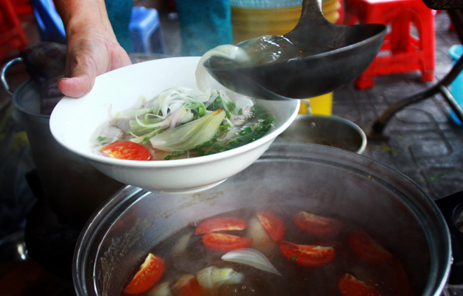 Nhắc đến thành phố biển Nha Trang (Khánh Hòa) không thể quên đưa món bún chả cá vào danh sách những món ăn ngon và phổ biến nhất. Tô bún chả cá đúng điệu thường có phần nước dùng rất trong với vị thanh ngọt được nấu lọc từ cá liệt, cá bò và vị chua nhẹ của cà chua, thơm.