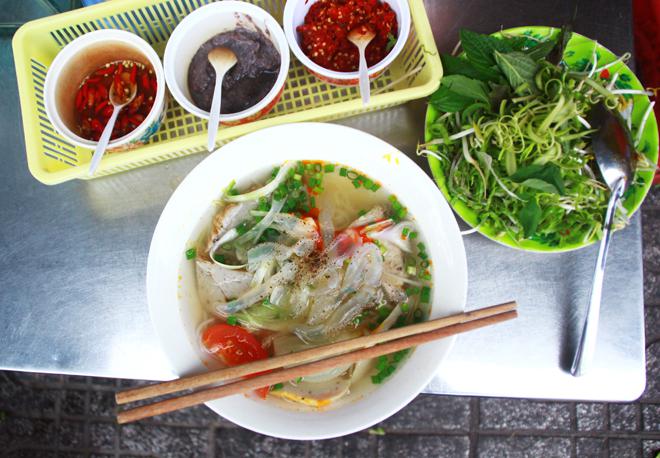 Bạn có thể gọi kết hợp chả cá, cá bò và sứa trong cùng một tô bún để cảm nhận đủ vị ngọt từ cá và vị dai, giòn sần sật từ sứa. Khi ăn thêm chút mắm ruốc, vắt miếng chanh và gắp kèm rau sống để tô bún tăng thêm phần đậm đà.