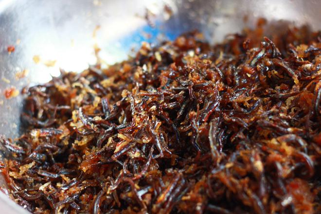 Món này tuy đơn giản mà cầu kỳ. Phần cá cơm và xôi được kho nấu với nhiều nguyên liệu. Trong đó nước dừa được cô Loan tiết lộ là “bí quyết” để tạo nên hương vị đậm đà và riêng biệt cho món ăn.