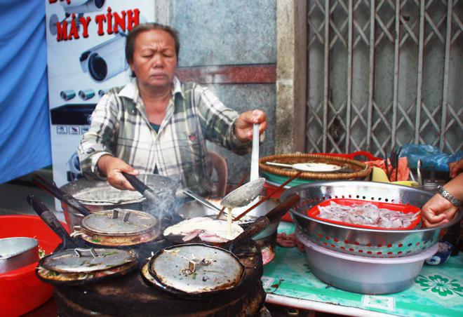 Ở một góc phố khác, những chảo đổ bánh xèo vui tai được biến tấu với mực tươi đem lại sự mới mẻ đầy hấp dẫn trong hương vị của món ăn sáng miền biển.
