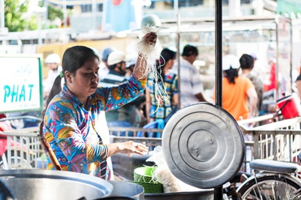 Hủ tiếu khô được trần qua trong nồi nước, sau đó được bỏ vào bát và chan nước lèo lên. Ảnh: Minh Đức