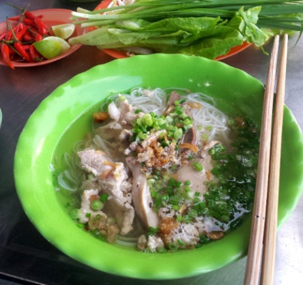 Tô hủ tiếu Nam Vang với nước lèo trong và màu xanh bắt mắt của hành lá, hẹ và rau sống. Ảnh: Hương Chi.