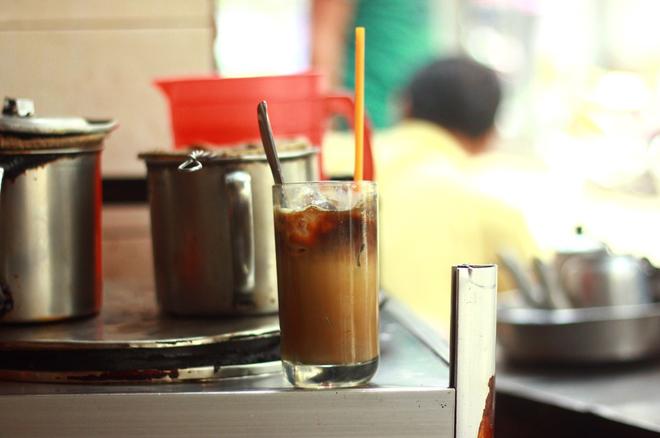 Đến quán, bạn có thể gọi một ly cà phê sữa hoặc đen, dùng nóng hay đá, sau đó chọn chỗ ngồi ngay trên con hẻm.