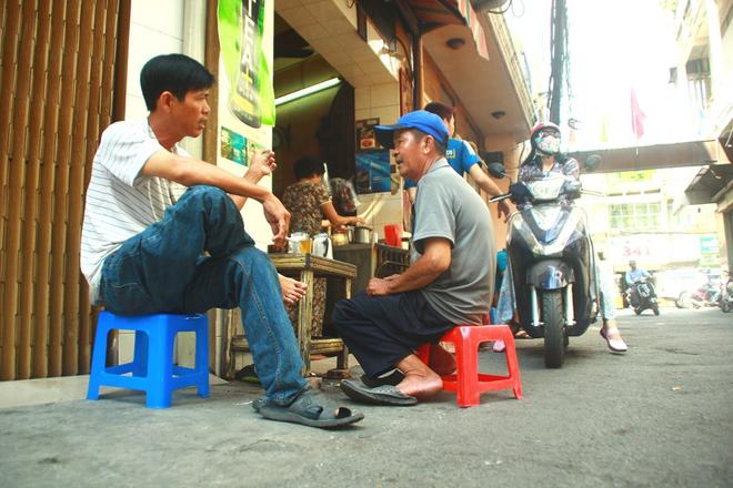 Ông Hải, 50 tuổi, ở quận Phú Nhuận chia sẻ: "Cái hay của những quán này là khách dù khác về địa vị xã hội nhưng khi ngồi vào cà phê hẻm là ai cũng như nhau". Kết thúc bữa ăn sáng, thư thả trò chuyện trước giờ làm việc bên ly cà phê vợt là cách khởi đầu ngày mới trọn vẹn.