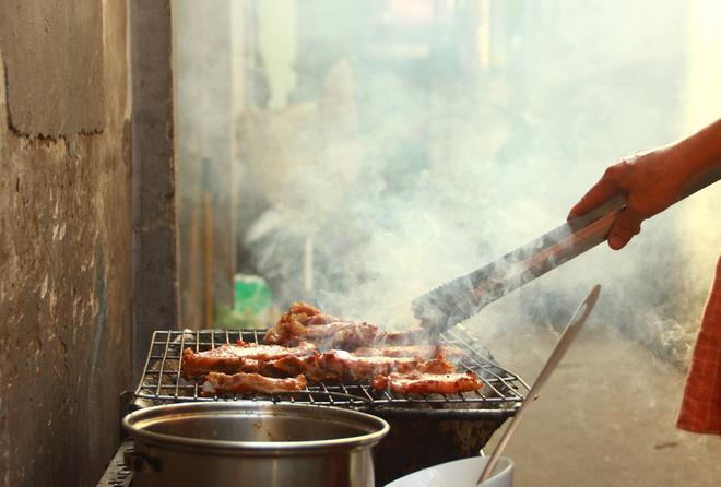 Cơm tấm ngon không chỉ đến từ sự hòa hợp giữa hạt cơm, miếng sườn, nước mắm... mà còn nhờ không gian ngồi ăn với khói thịt nướng tỏa thơm phức.