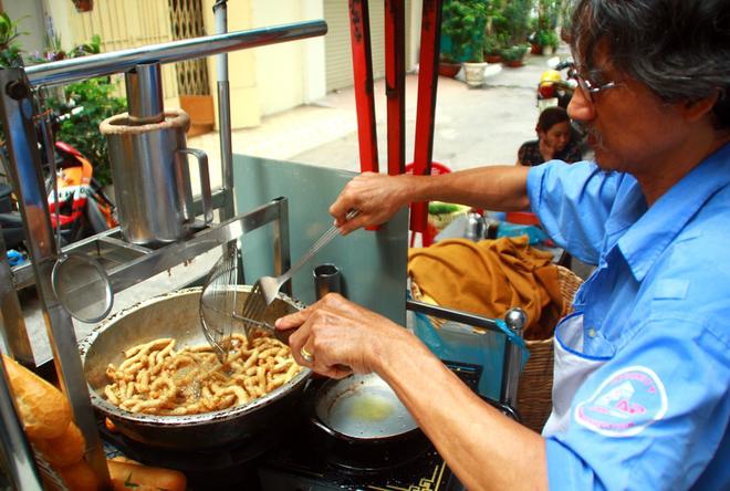Món ăn chỉ đơn giản với bánh mì kẹp chả cá chiên, một ít rau thơm, đồ chua và tương ớt nhưng theo lời anh Khánh - khách ruột của xe bánh mì này - chả cá phải luôn tươi ngon và được chiên nóng ngay tại chỗ.