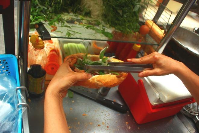 Một ổ bánh mì chả cá giá chỉ 10.000 đồng, rất hợp túi tiền nhiều người.