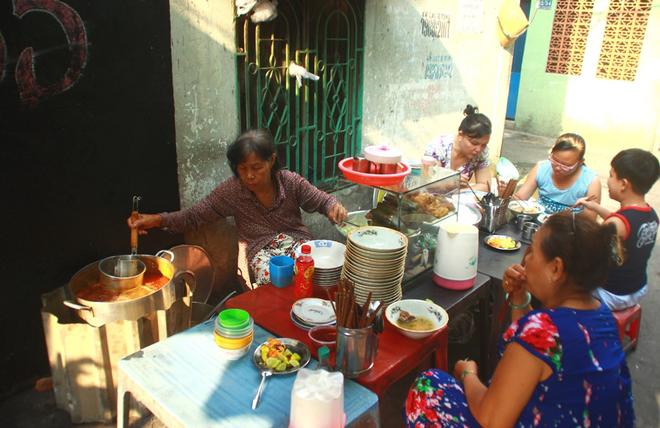 Nếu thong thả thời gian, bún bò Huế cũng là lựa chọn bổ dưỡng để bắt đầu ngày mới. Thưởng thức một tô bún bò hẻm, bạn sẽ ngồi ăn ngay cạnh nồi nước dùng thơm lừng, thỉnh thoảng trò chuyện với người bán hàng.