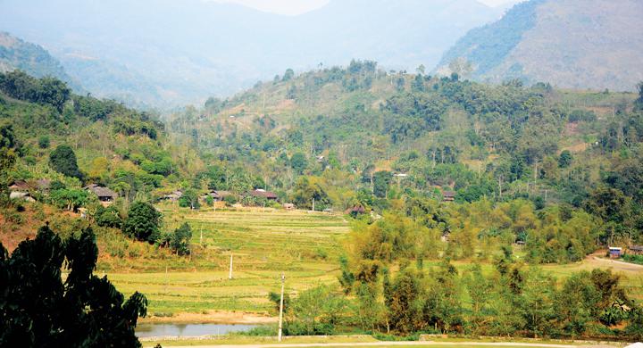 Bản nhỏ bên hồ