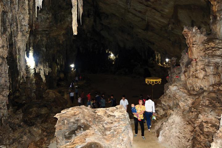 Động Hua Mạ dài với vòm động nhiều đoạn rất rộng lớn