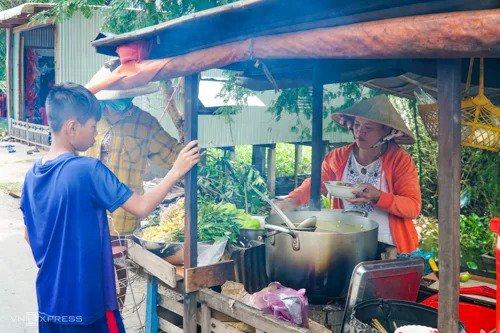 Xe bún cá của chị Huyền thu hút người dân địa phương là chủ yếu. Ảnh: Di Vỹ.