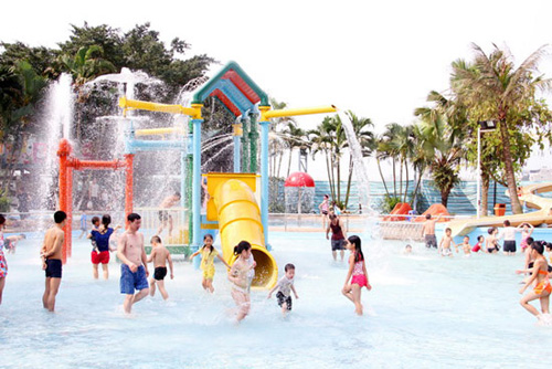 Công viên nước hồ Tây luôn đông khách trong dịp hè. Ảnh: megafun.