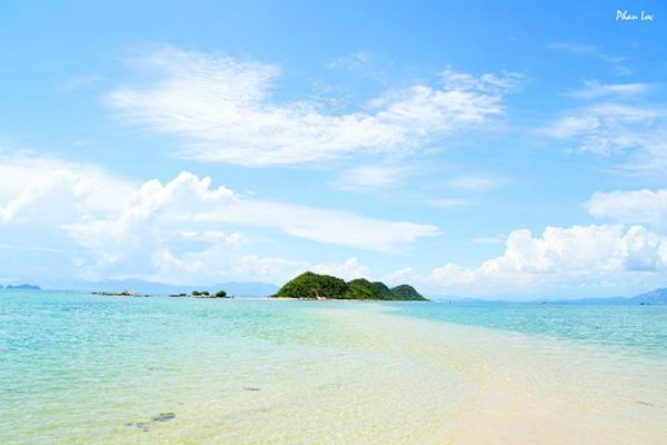 Con đường nằm dưới biển độc đáo dẫn bạn ra đảo Điệp Sơn. Ảnh: Phan Lộc.