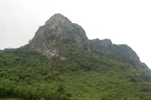 Chùa Non - núi Thần Đinh Chùa nằm ở thôn Rào Đá, Trường Xuân, huyện Quảng Ninh, cách TP. Đồng Hới khoảng 25 km về phía tây nam. Nơi đây được biết đến là “chốn đa Phật” cùng giếng Tiên nằm ngay trước cổng chùa với dòng nước trong vắt, xanh mát mang vị ngọt lành. Chùa thu hút đông đảo du khách đến thắp hương cầu nguyện, uống nước tiên để cầu bình an và sức khỏe. Ngoài ra, du khách cũng được thỏa thích ngắm cảnh yên bình ngay trên dòng sông huyền thoại Đại Giang. Ảnh: Vietnamtourism