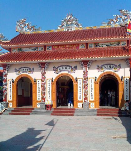 Đình Thuận Bài Cách Vũng Chùa - Đảo Yến khoảng 9 km về phía bắc, đình nằm ở trung tâm của làng Thuận Bài, ngay chân cầu phía bắc sông Gianh, thuộc xã Quảng Thuận, Quảng Trạch. Đình được xây dựng để ghi nhớ công ơn của của người khai sinh ra ngôi làng này. Đây cũng là di tích lịch sử văn hóa tâm linh thu hút. Đến đây, du khách sẽ được hòa mình vào cảnh sắc thiên nhiên trên dòng sông Gianh thơ mộng, và tham gia các lễ hội tổ chức thường niên. Ảnh: Hoàng Thương