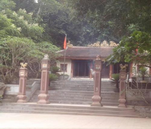 Hang Tám Cô Nằm trên con đường 20 Quyết Thắng, thuộc nhánh tây đường mòn Hồ Chí Minh, khu di tích lịch sử hang Tám Cô mang lối kiến trúc thuần Việt. Đây là nơi in đậm dấu tích của 8 nữ thanh niên xung phong hy sinh trong cuộc kháng chiến chống Mỹ. Hàng ngày có hàng trăm lượt khách đến đây thắp hương cúng tế trong hành trình khám phá suối nước Moọc, động Thiên Đường, Phong Nha. Ảnh: Hoàng Thương