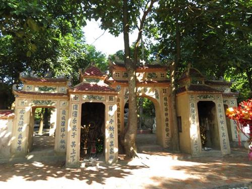 Đền thờ Liễu Hạnh Công Chúa Nằm trong di tích danh lam thắng cảnh Đèo Ngang, thuộc xã Quảng Đông, huyện Quảng Trạch, đền là di tích tín ngưỡng dân gian với hình tượng Mẫu Liễu Hạnh trong đời sống tâm linh của dân tộc. Đây cũng là điểm sinh hoạt văn hóa cộng đồng của người bản địa và du khách. Ảnh: Motthegioi