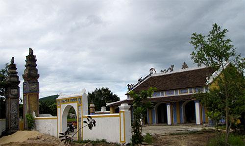 Đình Minh Lệ Di tích này nằm ngay con đường làng thuộc thôn Minh Lệ, xã Quảng Minh, Quảng Trạch, cách thị trấn Ba Đồn khoảng 6 km về phía tây nam. Đình Minh Lệ mang dáng dấp của một ngôi đình cổ kính với hình tượng hai con rồng lượn được cách điệu bằng hoa lá và chạm khắc khá bắt mắt. Ngôi đình này không chỉ là nơi thờ tự các vị tổ tiên, thành hoàng họ Trương ở Bắc Ninh vào khai phá lập làng, mà còn là di tích lịch sử trong các kháng chiến. Ảnh: hoitruong