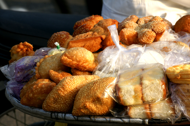 Bánh tiêu, bánh bò, bánh bông lan, bánh quai vạc là những món điểm tâm được bày bán nhiều nhất tại các con phố ở Sài Gòn. Giá trung bình mỗi chiếc bánh chỉ từ 3.000 đồng đến 5.000 đồng.