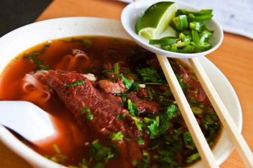 Điểm khác biệt với các món phở khác là màu nước vàng, những miếng thịt bò đượm vị sốt vang. Ảnh: hanoiplus