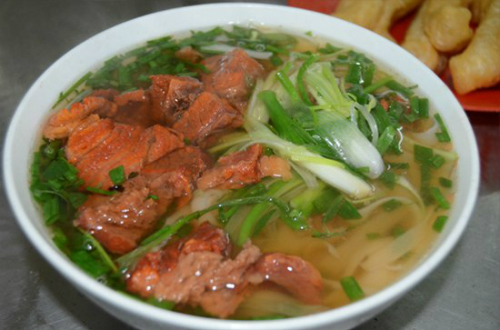 Phở sốt vang ở phố Tôn Đức Thắng nổi tiếng bởi hương vị đậm đà nhưng nước phở rất trong, quẩy ăn mềm và không ngấy. Ảnh: Nguyên Chi