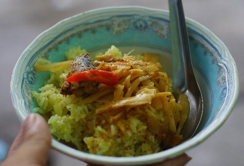 Ăn kèm xôi măng còn có cá nục kho. Ảnh: Bọ Ngựa.