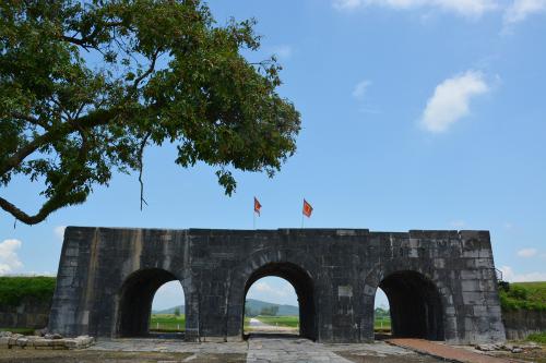 Thành nhà Hồ ngày nắng. Ảnh: Má Lúm