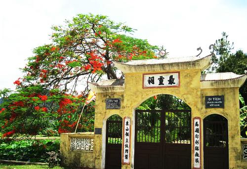 Đền thờ Trần Khát Chân, làng cổ Đông Sơn.