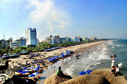 Biển Sầm Sơn ngày hè thu hút khách du lịch. Ảnh: Mạnh Cường