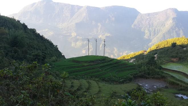 Khung cảnh hùng vĩ của núi rừng trên đường đi.