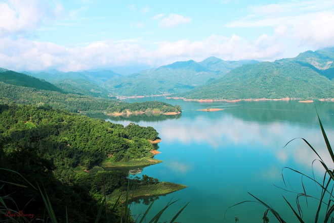 Ba Khan là một xã thuộc huyện Mai Châu, tỉnh Hòa bình, nằm dưới Chân đèo Thung Khe quanh năm mây mù, sương phủ. Xã Ba Khan được hợp thành từ 3 xóm: Khan Hạ, Khan Hò và Khan Thượng, nằm dọc ven theo sông Đà. Với khung cảnh non nước hữu tình, đồi núi nhấp nhô, trùng điệp, Ba Khan được ví như Hạ Long trên cạn.
