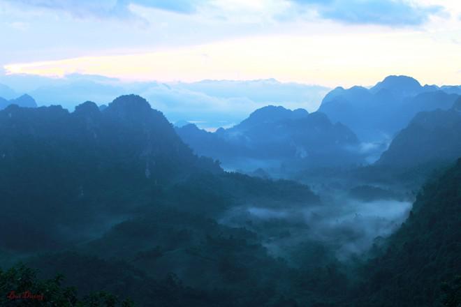 Những con đường ngoằn ngoèo, uốn lượn men theo sườn núi với một bên là núi đá vôi, một bên là lòng hồ sông Đà. Men theo con đường cuối Thung lũng Ba Khan bạn sẽ bắt gặp một cái thác hùng vĩ ẩn trong rừng trúc quanh năm xanh mướt.