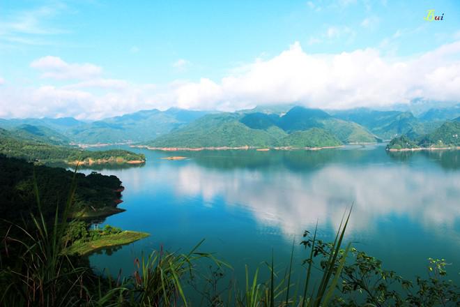 Vào những ngày có thời tiết tốt, mây trời, non nước tạo cho nới đây một khung cảnh non nước hữu tình, mà có lẽ làm ai bất cứ ai đi ngang qua cũng phải ngỡ ngàng.