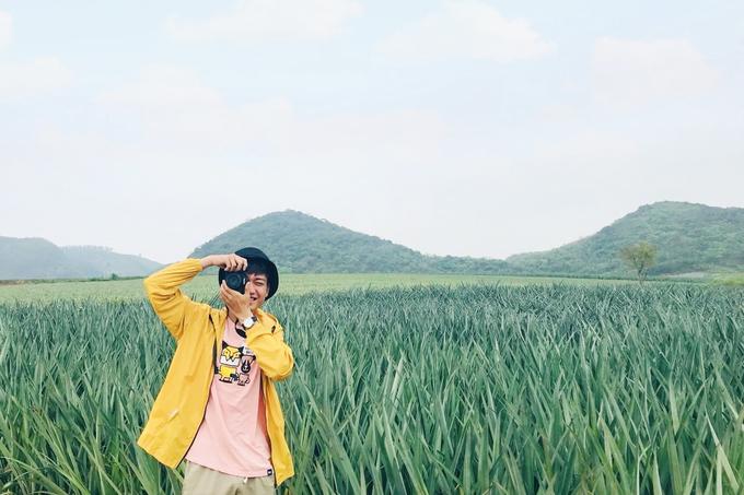 Trong bầu không khí trong lành, bạn sẽ ngửi thấy mùi thơm dịu nhẹ của dứa. Hoạt động được du khách yêu thích nhất khi đến đây vẫn là chụp ảnh. Ảnh: Bùi Hữu Đức.