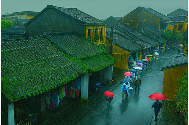 Năm 2014, trong một lần ngắm mưa ở phố cổ Hội An (tỉnh Quảng Nam), Nguyễn Hữu Khiêm đã ghi lại khoảnh khắc này. Tác giả đặt tên cho bức ảnh là "Trong mưa".