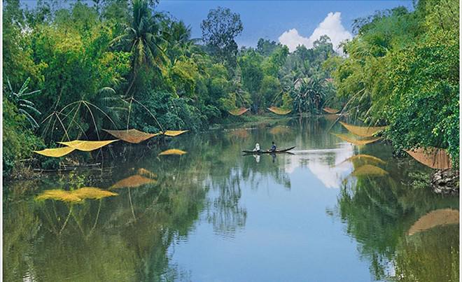“Hai năm gần đây chúng tôi muốn hướng đến tuổi trẻ của đất nước, sinh viên, những mầm non của đất nước, tương lai của nước nhà. Vì thế, chúng tôi đến các Trường đại học lớn trong cả nước để mọi người yêu di sản, văn hóa của đất nước, của quê hương mình”, bà Hằng cho hay. Trong ảnh là tác phẩm "Khúc sông quê" của tác giả Nguyễn Văn Dũng chụp ở Thiền Thiên - Huế.