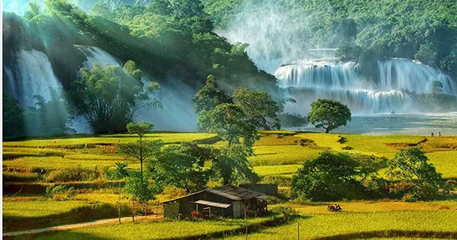 Tác phẩm "Thiêng liêng Bản Giốc" của Nguyễn Thị Ngọc Thảo. "Dù đã đi rất nhiều nơi, với tôi, Bản Giốc vẫn là nơi thiêng liêng và hùng vĩ nhất", tác giả chia sẻ về bức ảnh.
