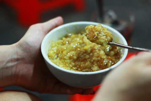Hạt nếp dẻo thơm quyện vào nước đường mật và gừng óng ánh trông rất hấp dẫn. Ảnh: Đức Thành