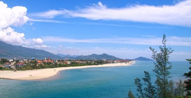 Bãi biển Lăng Cô dài hàng chục kilômet kéo dài từ chân đèo Hải Vận tới cảng Chân Mây - Ảnh: Lê Hồng Thái.