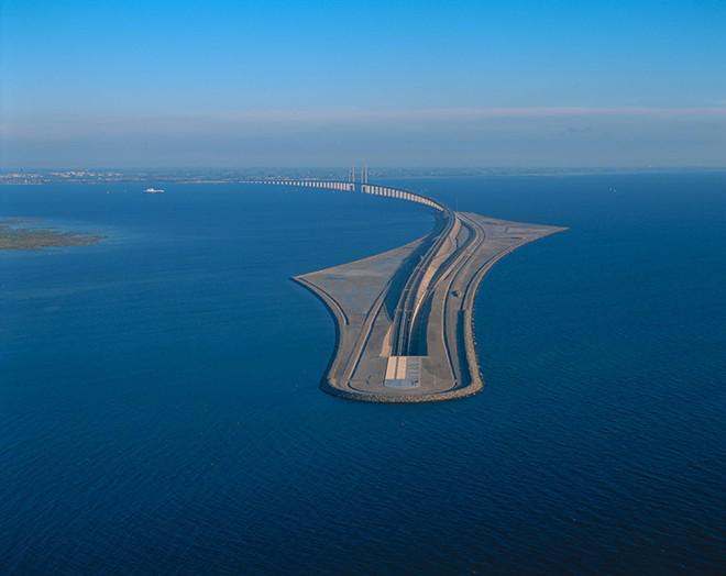 Cầu Oresund trải dài khoảng 8 km trên mặt biển rồi hạ dần độ cao và bỗng 'lặn' mất tăm dưới mặt nước khiến du khách vô cùng ngỡ ngàng và thích thú.