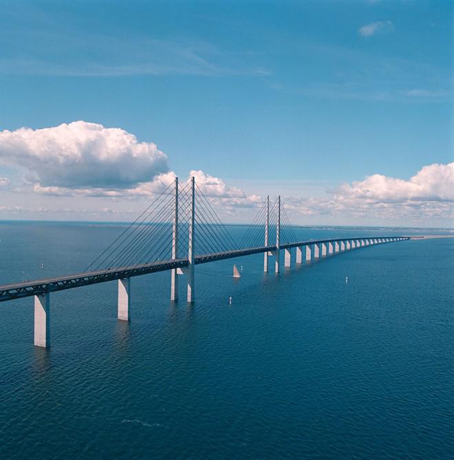 Cây cầu Oresund là một sự thành công không tưởng phối hợp bởi kỹ thuật hiện đại và khả năng sáng tạo của con người.