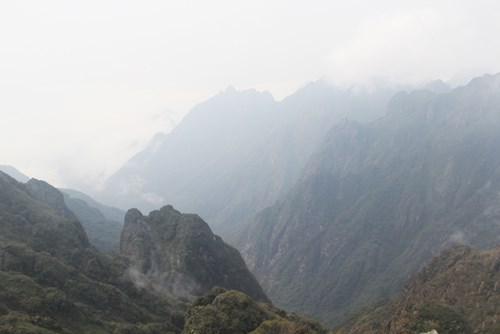 Núi non hùng vĩ nhìn từ đỉnh Fansipan