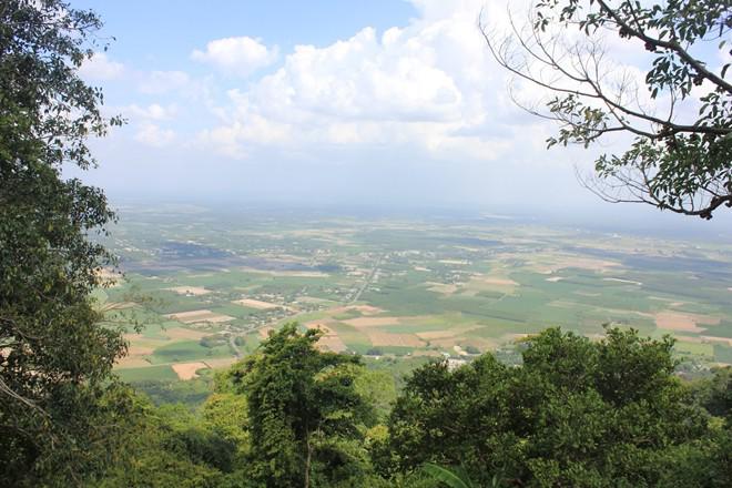 Toàn cảnh Tây Ninh hùng vĩ nhìn từ đường leo núi. Vẻ đẹp của vùng đồng bằng trải dài bằng màu xanh mượt mà của rừng cây và những thửa ruộng hoa màu.