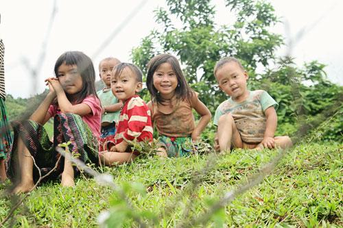 Nếu may mắn bạn sẽ bắt gặp những nụ cười trong sáng của em bé vùng cao. Ảnh: Phong Vinh