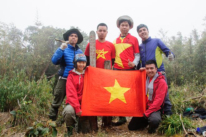 Cả đoàn lấy cờ Tổ quốc và chụp hình lưu niệm với niềm tự hào dâng trào khi chinh phục thành công ngọn núi được mệnh danh là nóc nhà biên giới này. Không tự hào sao được khi trên những đỉnh cao như vậy, cha ông ta đã từng ngàn năm chiến đấu bảo vệ mảnh đất quê hương.
